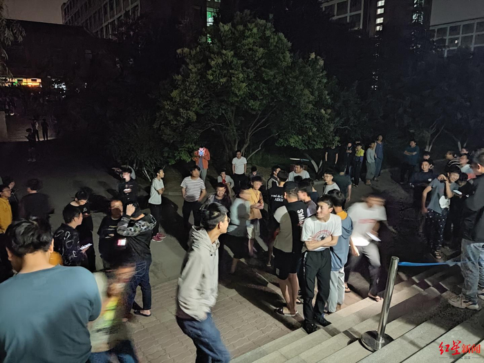  兰州理工大学学生地震后走出宿舍 受访者供图