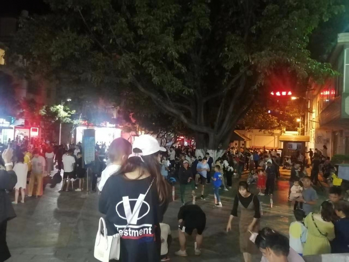 　广场上避难的人群