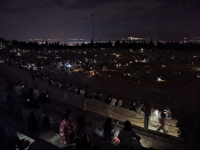 大理大学的操场上避难的人群