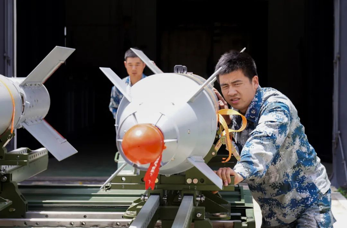 ▲炸弹出库，准备实施挂载