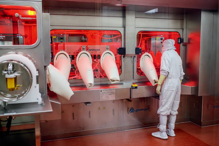 印度血清研究所是印度最大的疫苗制造商，生产由英国牛津大学与阿斯利康公司联合研发的新冠疫苗。图/人民视觉