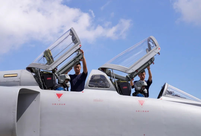 ▲飞行员做起飞前准备