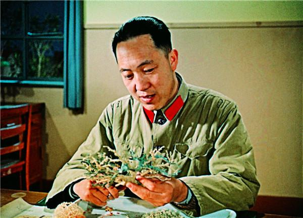 △上世纪60年代，吴孟超在制作肝脏血管铸型标本