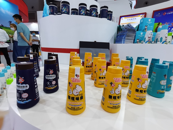 中盐集团参展产品。 孙启凡摄