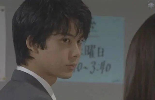 柏原崇在1996年的电视剧《一吻定情》中饰演超级天才入江直树