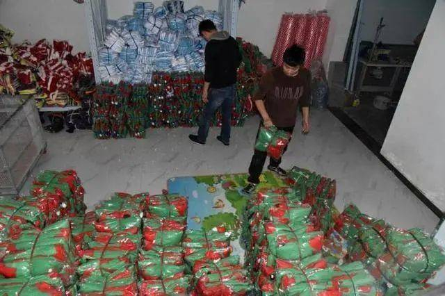 曹县普通的演出服家庭作坊 图源/视觉中国