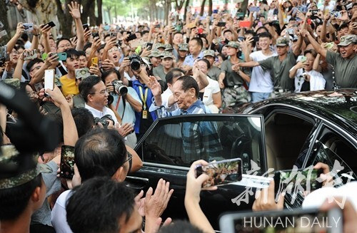 △2019年9月16日，湖南农业大学，中国工程院院士袁隆平受到学生的追捧。