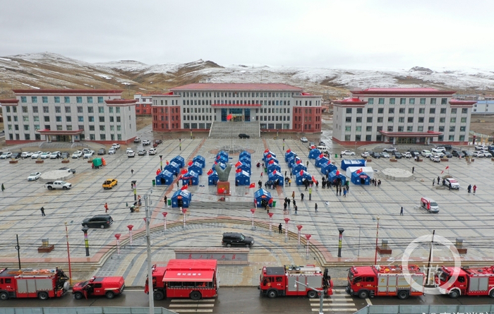 ▲5月22日，青海，果洛玛多地震发生后，当地已在空旷区域设置安置点，保障受灾群众生命、财产安全。图片来源/青海省消防总队