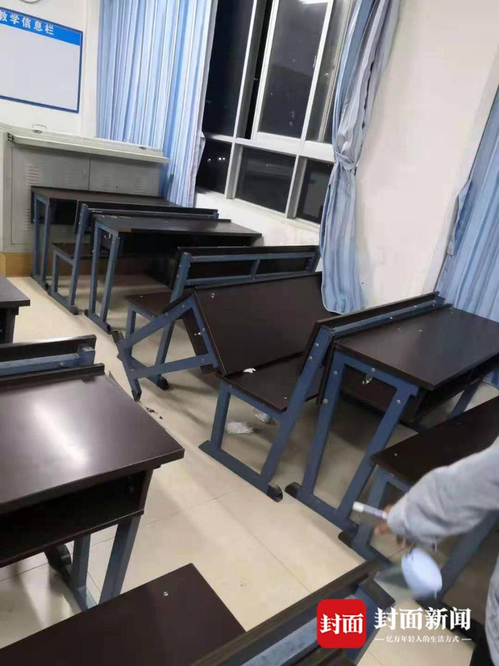  大理大学下官校区桌椅歪倒