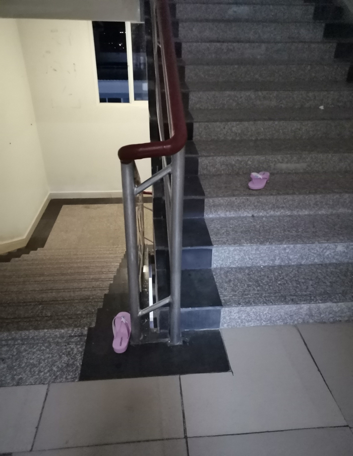 　避难时同学掉落的拖鞋