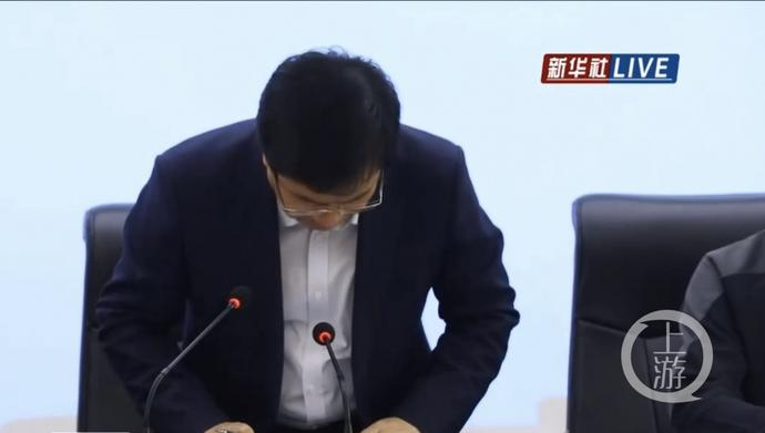  甘肃省白银市市长张旭晨在“甘肃白银越野赛马拉松赛事事故”发布会上鞠躬道歉。 图片来源/视频截屏