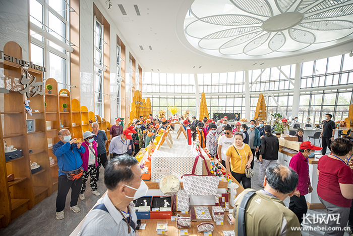 游客们游览唐山南湖·开滦旅游景区。王子一 摄