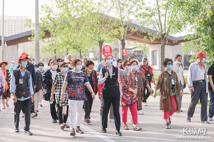 游客们游览唐山南湖·开滦旅游景区。王子一 摄