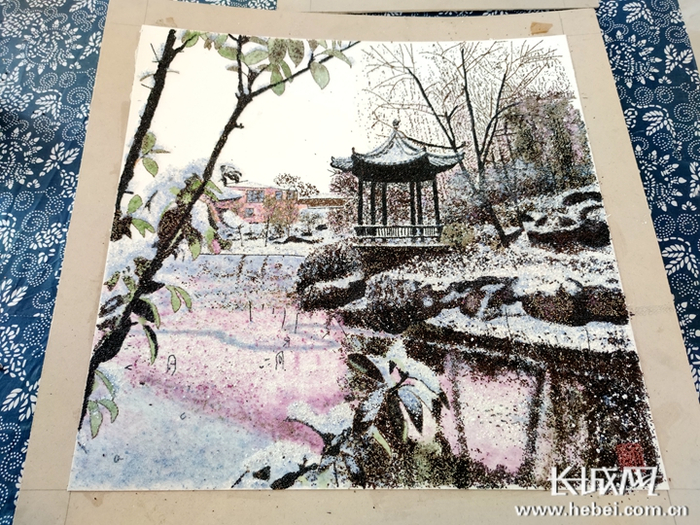 师献巧根据小镇实景创作的“寿西湖”雪景粮画。长城网记者 信贺宁 摄