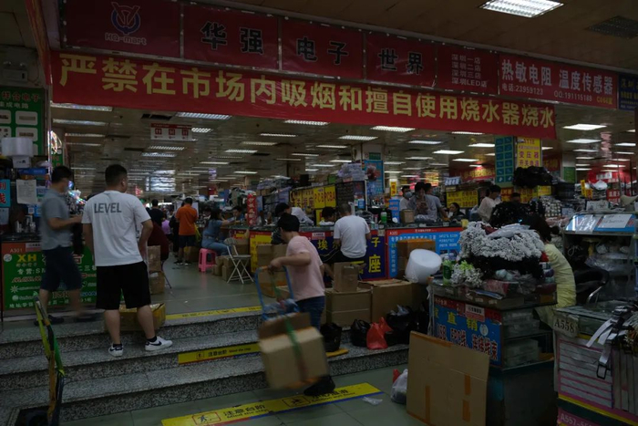 老华强电子市场内部，赛格大厦下面十层的卖场布局和它相似（路雅 摄）