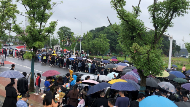 前来悼念的人。图/武汉晨报记者 温艳丽