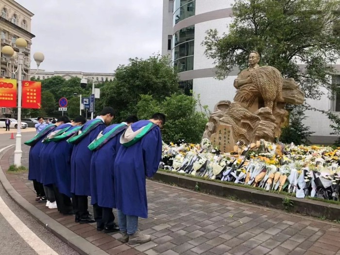 ▲刚参加完硕士论文答辩的研究生前来悼念