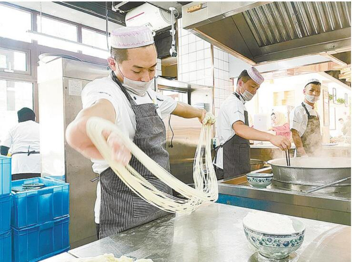 　　城市里的青海拉面店。宋翠茹摄