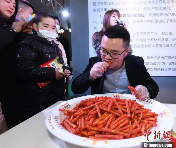 市民参与吃辣条大赛。　杨华峰　摄