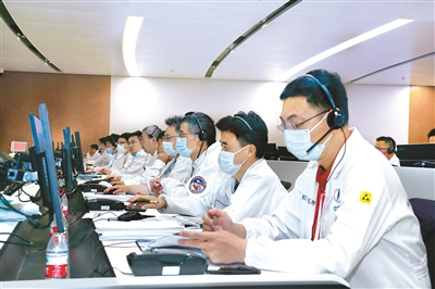 图为近日，工作人员在北京航天飞行控制中心对天问一号进行监测。（中国航天科技集团八院供图）