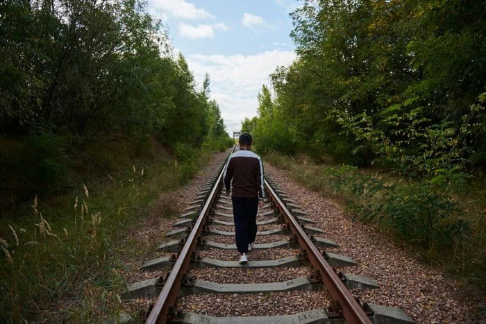 穿着新鞋，走在切尔诺贝利的废弃铁轨上，心里很踏实。