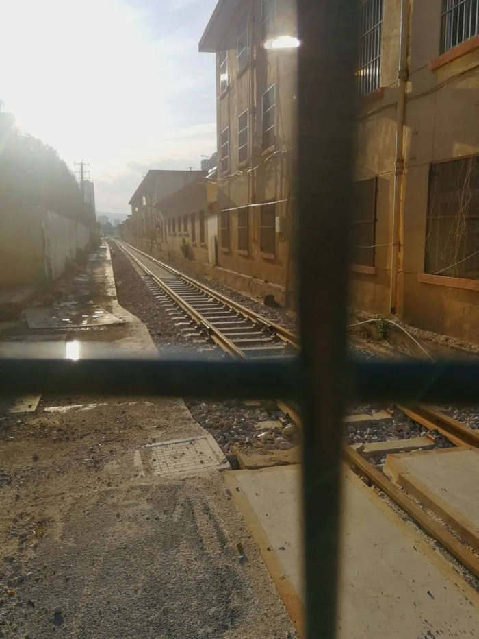 昆明穿金路道口，米轨昆河铁路被关在栅栏外。