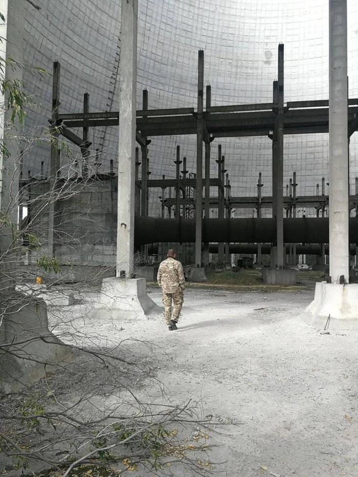 弗拉基米尔在被废弃的五号反应堆冷却塔内。