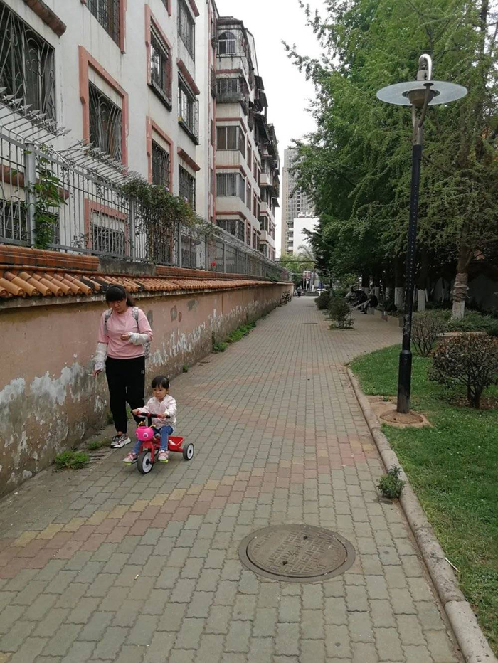 东西走向的永安路与米轨交叉处，往北看依然是步道模样，和十几年前几乎一样。