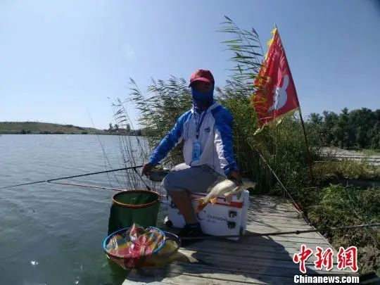 资料图：垂钓爱好者展示才艺。史玉江 摄