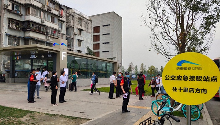 地铁站口公交接驳已启动。图片来源：成都地铁