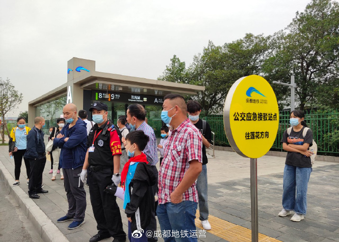 乘客正在等候接驳公交。图片来源：成都地铁运营公司。