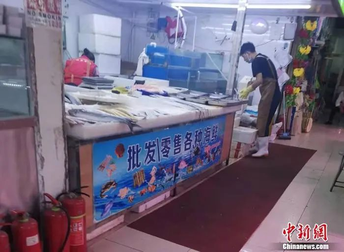 　　北京市丰台区一家菜市场内售卖的水产。中新网记者 谢艺观 摄