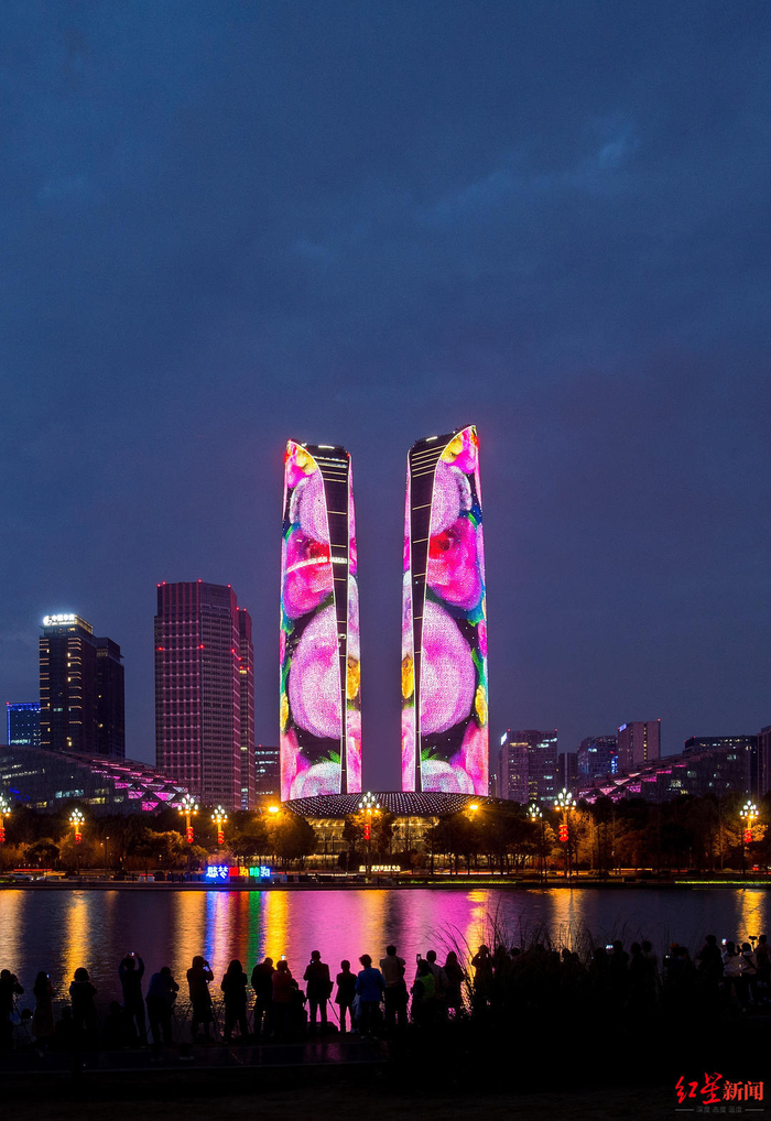 ▲成都高新区交子公园金融城双塔亮灯 王效 摄