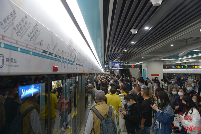 ▲成都地铁运营里程已经突破500公里。图为2020年9月27日，市民体验乘坐地铁18号线