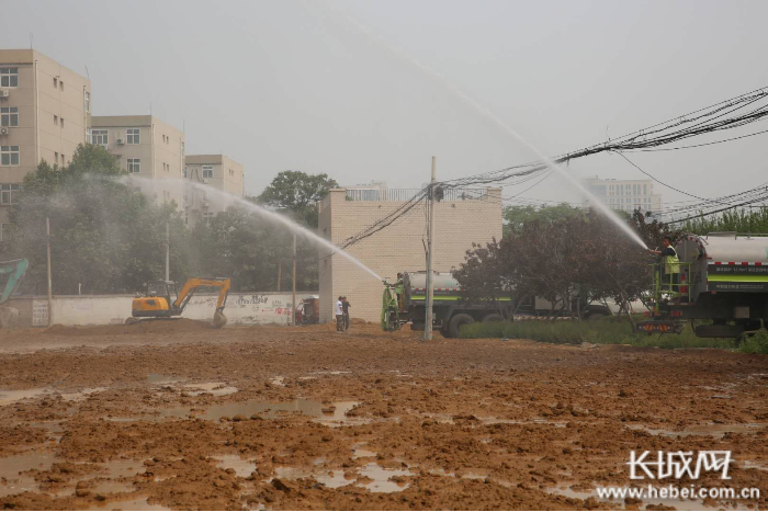 城乡结合部拆后绿化换土后洒水。 通讯员 刘张焱 供图