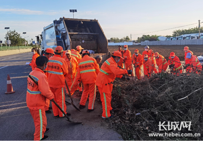 人机配合清理出市口垃圾。 通讯员 刘张焱 供图