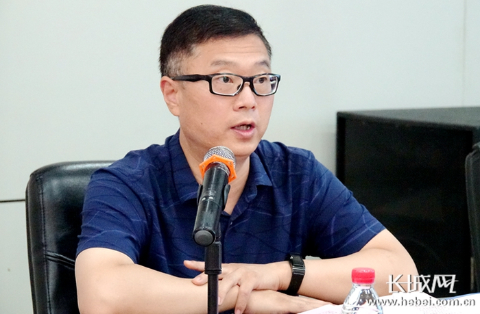 杨建卓作换届工作报告。长城网记者 信贺宁 摄