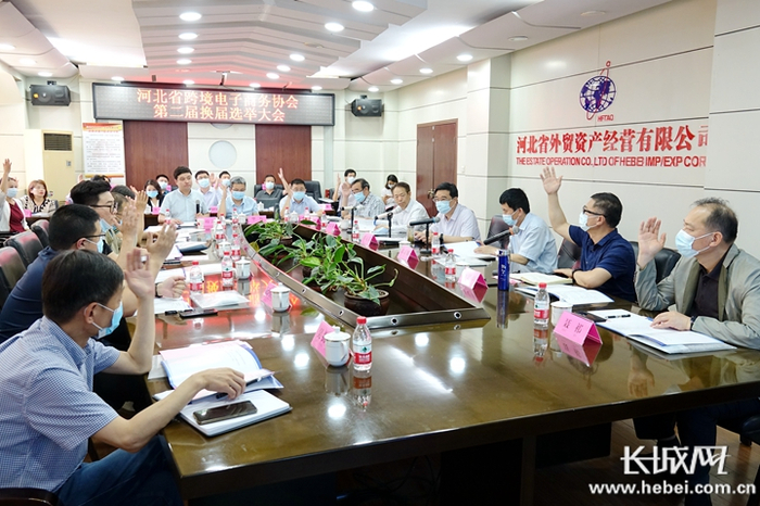 　参会人员进行审议、表决。长城网记者 信贺宁 摄