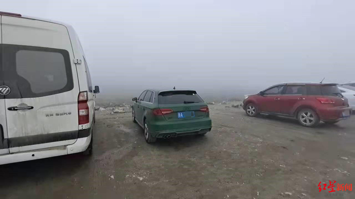 ↑雅加埂顶峰平台上，失联人员惠某的车辆。