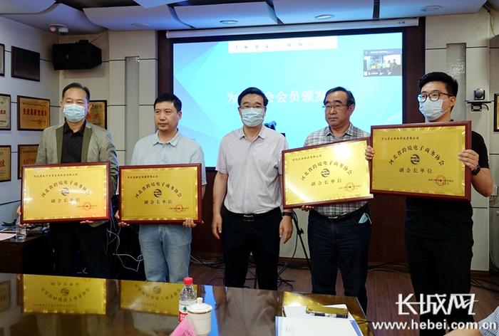 张元贞为新入会会员单位颁发牌匾。长城网记者 信贺宁 摄