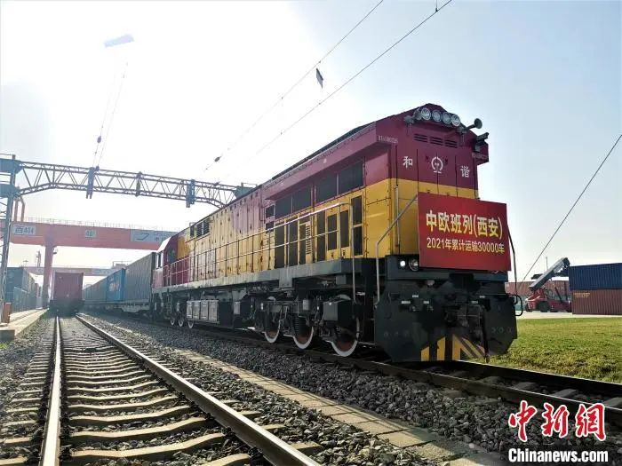 资料图：中欧班列X8153次列车整装待发。　齐超　摄