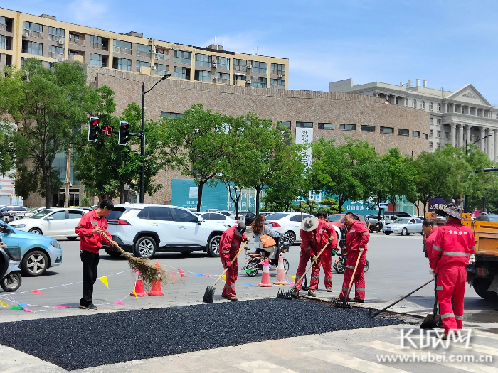 市政工人在修复破损道路。 通讯员 刘张焱 供图