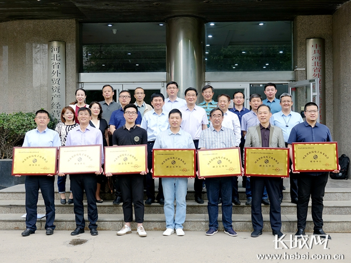 现场参会人员合影留念。长城网记者 信贺宁 摄