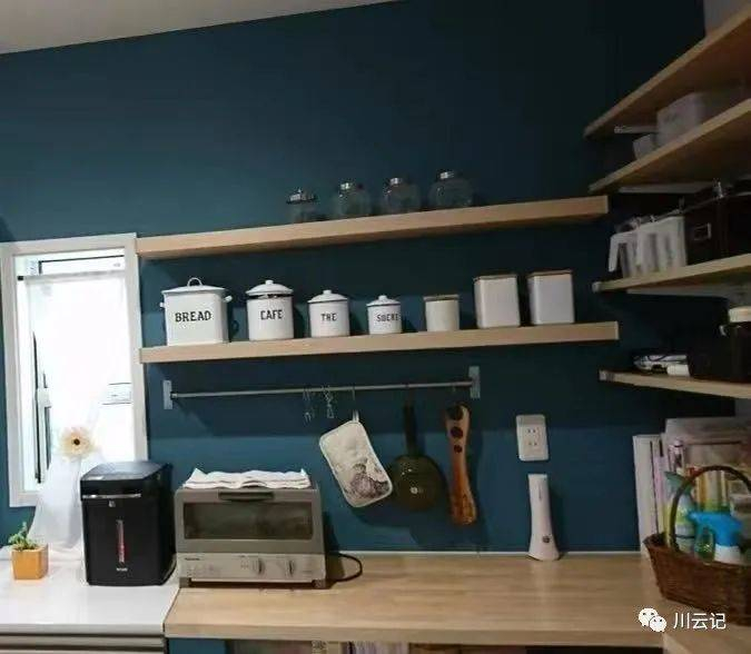 原田老师帮一位日本主妇的厨房做的断舍离整理，我们是不是仅仅通过图片就能跟着那位主妇一起从整理前（上）到整理后（下）而变得身心舒畅了呢？（图片由原田老师提供）