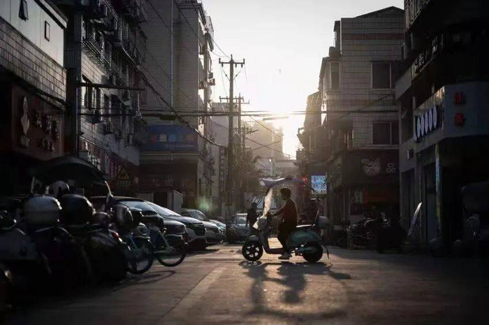 在孩子们读大学之前，陈家居住在这个社区