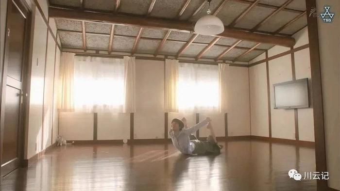 《我的家里空无一物》剧照，起居室里只有一台挂墙电视