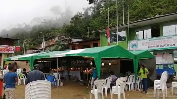 △当地民众在事发地点燃蜡烛悼念遇害者