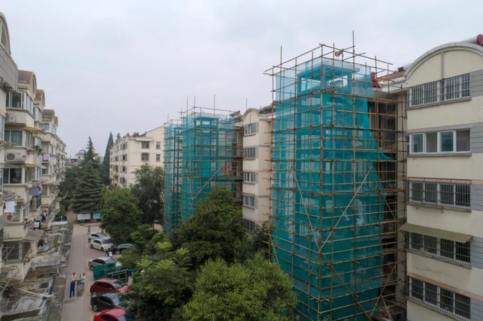 老旧小区加装电梯。图/中新社&nbsp;贺敬华 摄