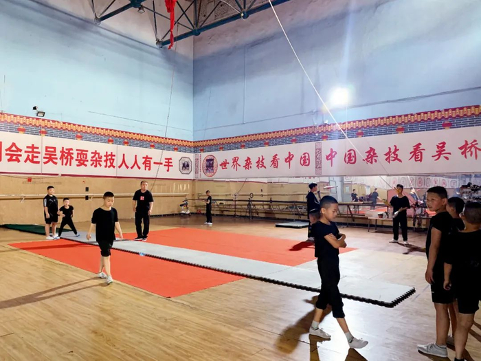  5月19日，吴桥景区“杂技大世界”中的一家民间杂技团，学员们正在练习基本功。摄影/本刊记者&nbsp;杨智杰