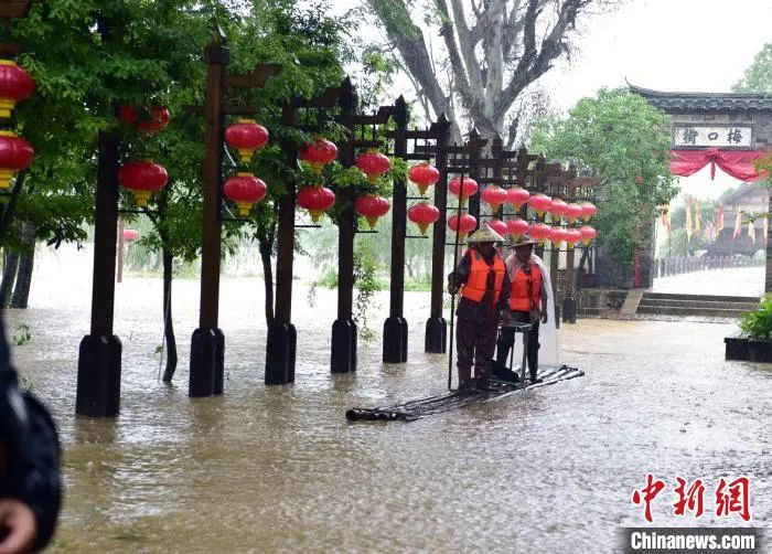  资料图：闽北持续强暴雨  5月22日，福建省松溪县梅口埠竹排在运送物品。　张丽君　摄